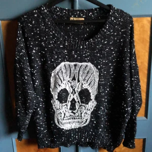 Döskalletröja - Skön, lite oversize (för mig som har s/m) döskalletröja   Köpare betalar frakt. 