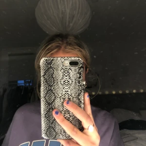 iPhone 8/7 + skal - Säljer det här skalet för att jag har en ny mobil och har därmed inte användning för det🥰 