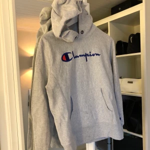 Vintage Champion hoodie. - Säljer min Champion hoodie i väldigt fint skick sparsam använd. Väldigt tjock och rejäl i tyget. Storlek L men liten i storleken så skulle säga S/M. Nypris 600kr mitt pris 149kr inkluderar inte fraktkostnaden💕