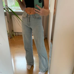 Wide leg jeans - Ljusblåa wide leg jeans från Junkyard. Passar mig som är 167 lång :) budet ligger på 290kr ex frakt