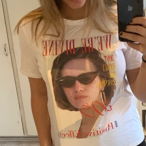 T-shirt - Cool t-shirt med tryck från Zara. Strlk M men sitter mer som S. Använder ej, i gott skick! Frakt tillkommer!