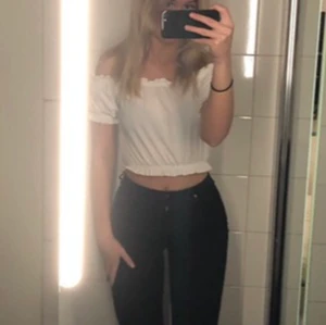 Offshoulder topp med volanger  - ☁️ Tröjan är i storlek xs och är endast använd ett fåtal gånger. Från ginatricot. Något genomskinlig. Pris: 50kr