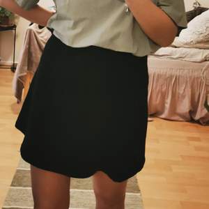Svart jättesnygg kjol i storlek S. Älskar den, men kommer tyvärr aldrig till användning för mig. 🌿 