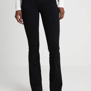 Svarta jeans från DrDenim Aldrig använda, helt nya!  Strl M 