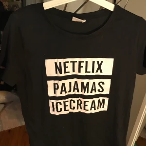 Svart T-shirt  - Svart T-shirt o storlek XS. Aldrig använd. frakt tillkommer.