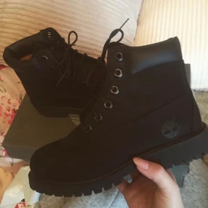 Timberland svarta - Säljer ett par timberlands i strlk 37. Nästintill oanvända, super fint skick och super bekväma nu till vintern. Nypris 1800kr Mitt pris 500kr+frakt💕