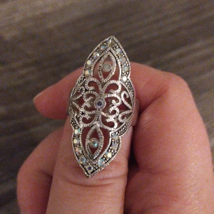 Ursnygg ring med stenar - Ej äkta, ingen stämpel. Bekväm att bära!