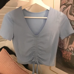 Blå tröja med snörning - Ljusblå tröja med snörning från shein. Strl xs. Andvänd ett fåtal gånger, bra skick. Säljer pga använder inte. Säljer för 65kr + frakt, vid snabb affär bjuder jag på frakten.