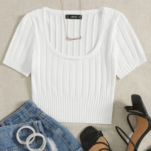 vit topp  - frakt ingår i pris!  supersöt och fin topp! aldrig använd endast testad, säljer pga för liten. storlek S men skulle säga mer XS. 