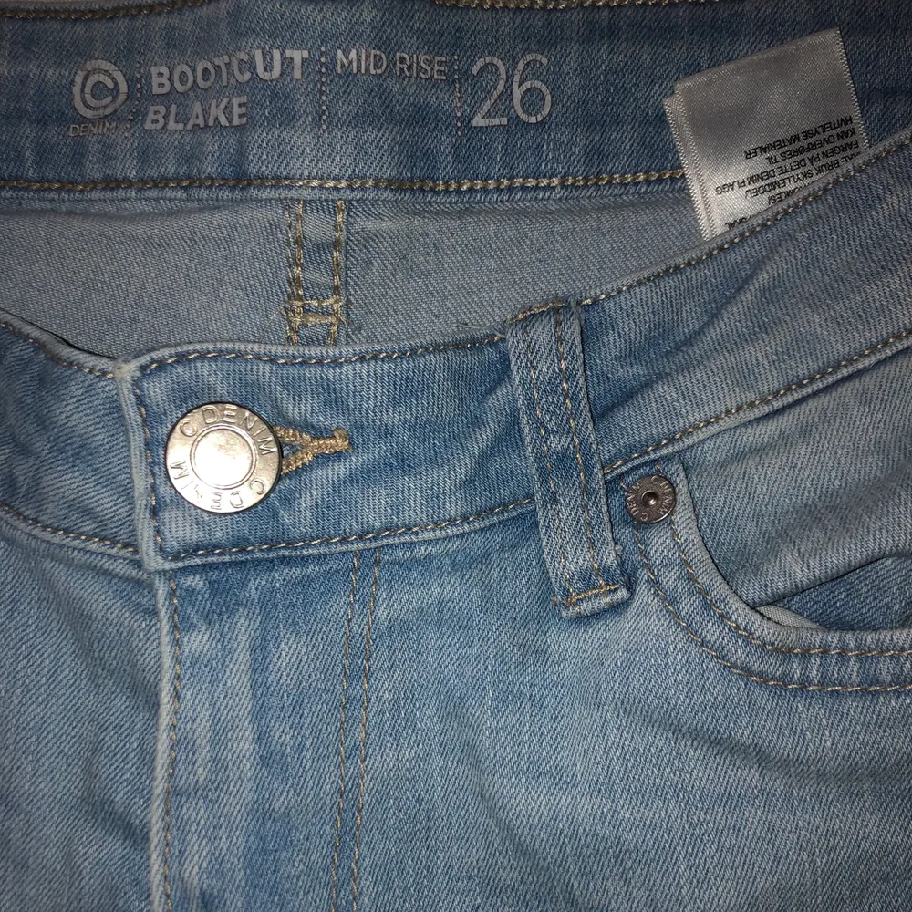 Ljusblå jeans i utsvängd modell, ej använt många gånger. Jeansstorlek 26 och köpta på Cubus. Nypris: 500 kr. Säljer för 150 men priset är prutbart:). Jeans & Byxor.