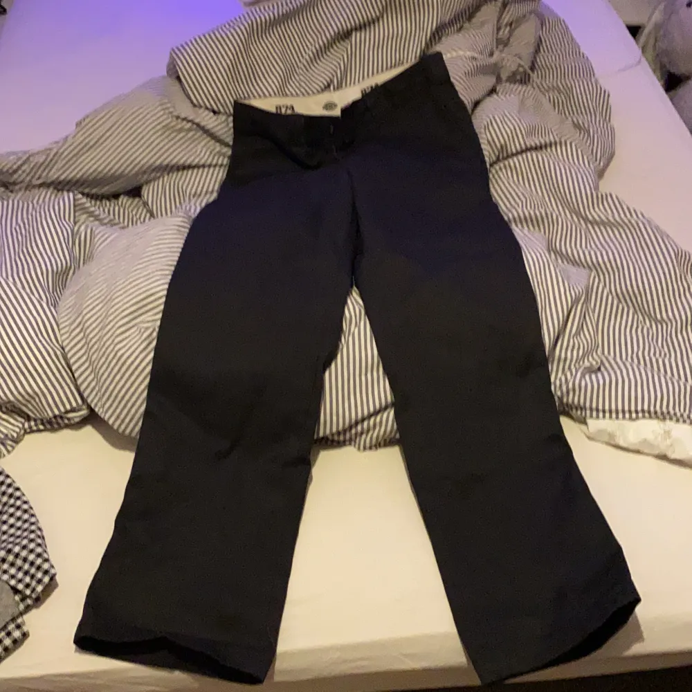 svarta vanliga dickies workpants med medelhög fit. Skulle tippa på storlek S på dessa . Jeans & Byxor.