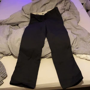 dickies workpants - svarta vanliga dickies workpants med medelhög fit. Skulle tippa på storlek S på dessa 