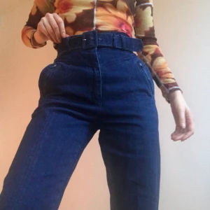 Speciella jeans 🦋 - Väldigt speciella bomullsjeans köpta second hand i Paris. De är höga i midjan med justerbart skärp. Smala nertill. Fickor fram och bak. Storlek 38 men skulle även säga att de passar en 36a. Ett kap! 🦋