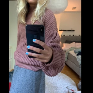 En varm stickad tröja - En varm och snygg stickad tröja. Ej använd därav bra skick. frakt ingår inte i priset