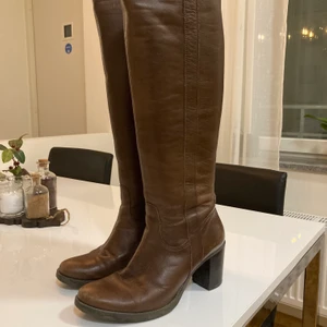 Äkta läderstövlar i storlek 39 - Säljer mina älskade läderstövlar i storlek 39. De är köpta för ett par år sedan men är som nya! Köpta för 1200kr på Skorett. Kan skicka fler bilder vid önskemål.