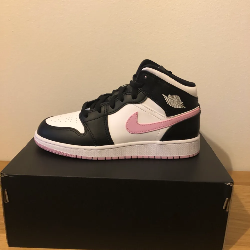 Säljer flera par dessa väldigt fina Jordan 1 Mid GS Arctic Pink! Helt nya och oanvända. Låda och allt medföljer självklart vid köp. 100% äkta, kvitto och bevis finns. Storlek: 38.5  Pris: 1700kr + frakt                                                 (Plick safepay finns som betalning! Men om man hellre går genom swish så får man skriva till mig 👍🏼). Skor.