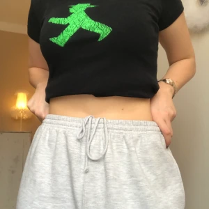 Gråa mjukisbyxor!!  - Super fina mjukis byxor som är köpta secondhand. Aldrig använda och därför säljer jag dom nu. Skriv till mig för fler bilder. 🤍 Dom är i L men jag brukar ha s-m i byxor. 