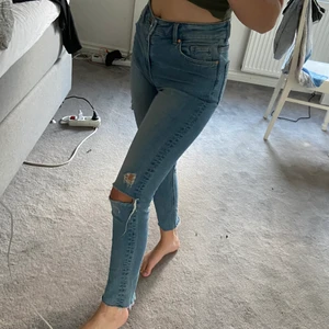Skitsnygga Jeans  - Jeans som är använda ca 2 gånger! Har klippt dem kortare så passar om man är under 160 💕💕