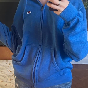 blå vintage champion hoodie - säljer denna blåa vintage huvtröjan med dragkedja från champion! storlek M och sitter lagom oversize på mig som är en S. spårbar frakt 63kr