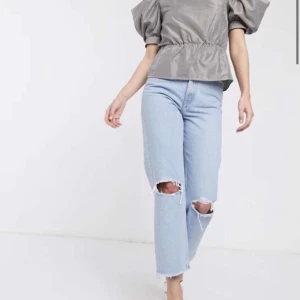 Blåa jeans med hål från ASOS - Säljer mina aldrig använda jeans från ASOS då dom tyvärr är för små. Storleken är 28/32 alltså S/M. Byxorna sitter väldigt fint och modellen är trendig. Hör av er vid intresse 💜💜💜