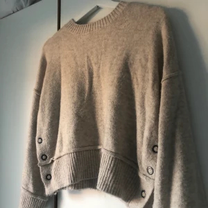 Beige stickad tröja  - Fin beige stickad tröja i storleken 36 men passar även 35. Fina detaljer 
