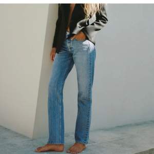 De perfekta ljusblåa jeansen från Zara i modellen mid rise straight full length! SLUTSÅLDA på hemsidan och prislapp kvar! Säljer då jag har andra liknande! Har den perfekta passformen och färgen! Bara att slå till! ;)