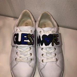 Guess skor  - Guess skor som är köpta förra året, använts några gånger därav lite smutsiga men går absolut att tvätta bort. Annars är de i väldigt bra skick. 