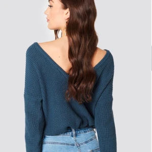 Stickad tröja nakd - Fin stickad tröja med urringning i ryggen från nakd. Kan skicka fler bilder om så önskas😊💕✨