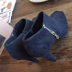  - Oanvända skor från HM 

Frakt tillkommer eller så kan vi mötas upp någonstans i Sthlm. 