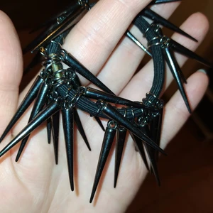 Hårsnodd med spikes, Oanvänd - Svart rätt grov hårsnodd. Oanvänd!