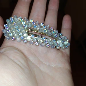 Stort gnistrande hårspänne  - passar lite tjockare fylligare hår. Men skitsnygga till allt!+ Frakt 11 kr. Samfraktar gärna!