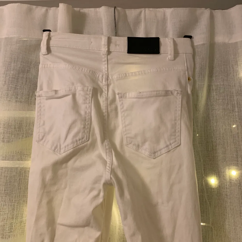 Skit snygga slitna vita jeans från NAKD, passar mig tyvärr ej längre och säljer därför, inga slitningar utan sparsamt använda. 100kr eller bud. Jeans & Byxor.