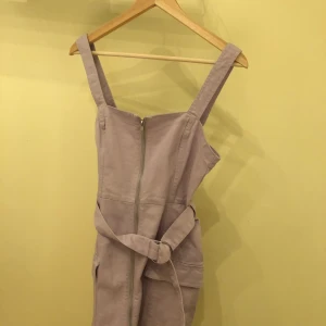 Ljus lila klänning - Ljus lila klänning i storlek 38 från H&M. Aldrig använd, storleken funkar 38 men den e ganska tight. De finns fickor på sidorna och man kan använda skärpet för att tighta klänningen mer❤️ kan mötas i Stockholm. Nypris: 299kr pris: 120kr. ❤️