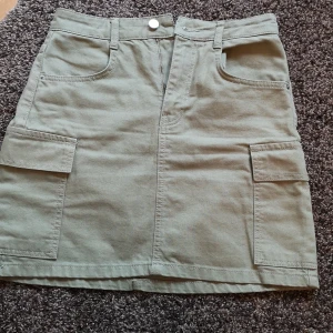 Kjol - Jeanskjol i militärgrön. 