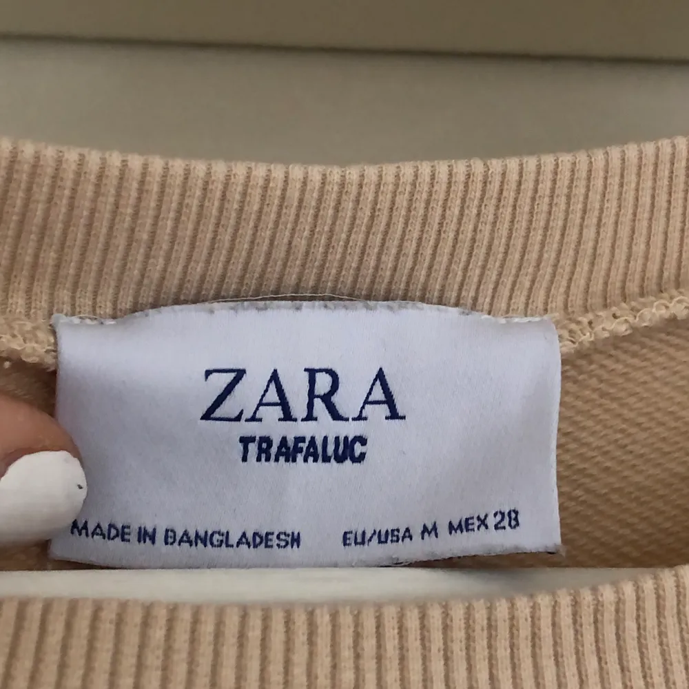 Använd väldigt få gånger. Väldigt snygg med en skjorta under. Köpt på Zara för ca 1 år sen. Tröjan är i nyskick. Köparen står för frakt. Tröjor & Koftor.