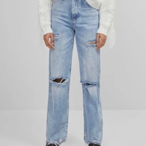 90-tals jeans från bershka  - Säljer nu berskas 90-tals jeans med slitningar och hål på knäna! Dessa är verkligen superfina och säljer pga för stora. Jag har endast testat dem så det är som nya. Vid fler bilder, skriv privat. Nypriset var 400 plus frakt och säljer nu för 100 plus frakt! 