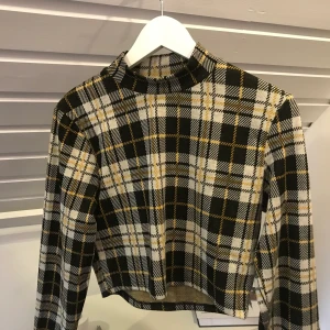 Croppad rutig tröja - Croppad rutig tröja med gula linjer