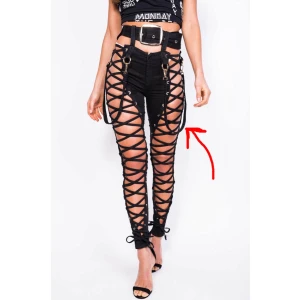 Madlady - Coola byxor från madlady! Använda en gång, dock saknas ett utav banden som försvunnit med en flytt (se bild vid röd pil) men där kan man ju hänga annat fräckt då det finns just hyskor för detta. Nypris 1000kr! Säljes med lite reducerat pris tack vare den förlusten. Finns i Kungsbacka men kan skickas mot betald frakt! 