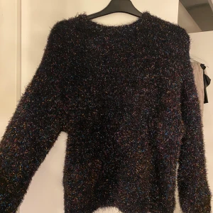 Stickad tröja - Stickad tröja med glitter i