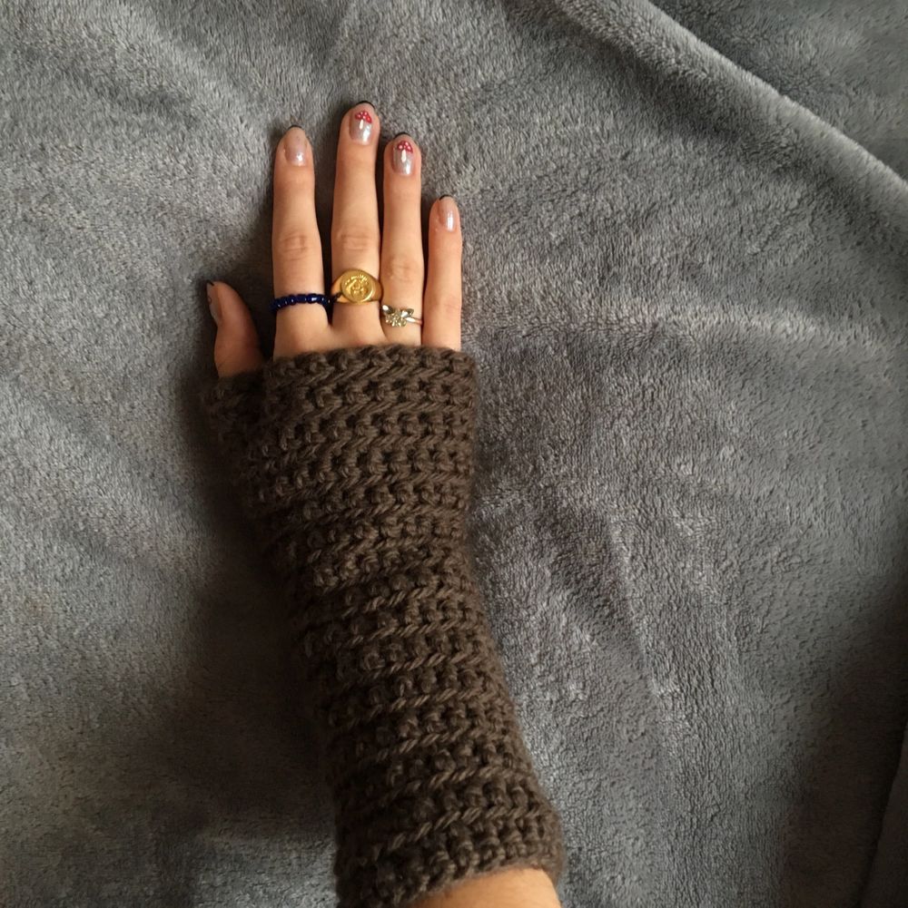 Handledsvärmare som jag virkat🧚🏽♂️ går att beställa antingen som på första eller sista bilden, skillnaden är att tumhålet är längre ner på sista bilden. (De bruna är ej till salu) går att beställa i andra färger! de är ca 21cm långa💘. Accessoarer.