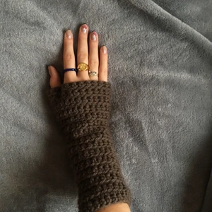 Virkade handledsvärmare - Gör inte fler för tillfället, skriver när de går att beställa igen🧿Handledsvärmare som jag virkat🧚🏽‍♂️ går att beställa antingen som på första eller sista bilden, skillnaden är att tumhålet är längre ner på sista bilden. (De på bilderna är ej till salu) går att beställa i andra färger! de är ca 21cm långa💘