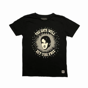 Oatly T-shirt - Säljer denna riktgt coola otly t-shirten. Så om du är beroende av deras produkter, som jag är, så har du inte mycket att tveka över angående denna tröjan!                                                                     -Tröjan är i perfekt skick.                                        -Nyprocuderad                                                 -Storlek S och fits tts                                              -Kan mötas i Malmö eller frakta!                               Det är bara att skriva om du undrar något, läs gärna bio innan dock!! ✌🏻🌎🌱