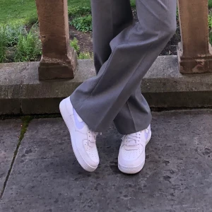 Nike Air Force 1 - Nike Air Force 1 07 LV8 med borttagningsbar Swoosh, cond: 8/10. Storlek 40,5. (Har bara ljusjeans swoosharna kvar) Buda✨