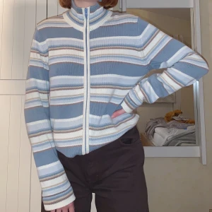 Brun Blå Randig Kofta - Sälker denna snygga randiga kofta i brun, vit och blå i storlek Medium! Högsta bud just nu: 350kr (avslutas 5 dec.)🥰