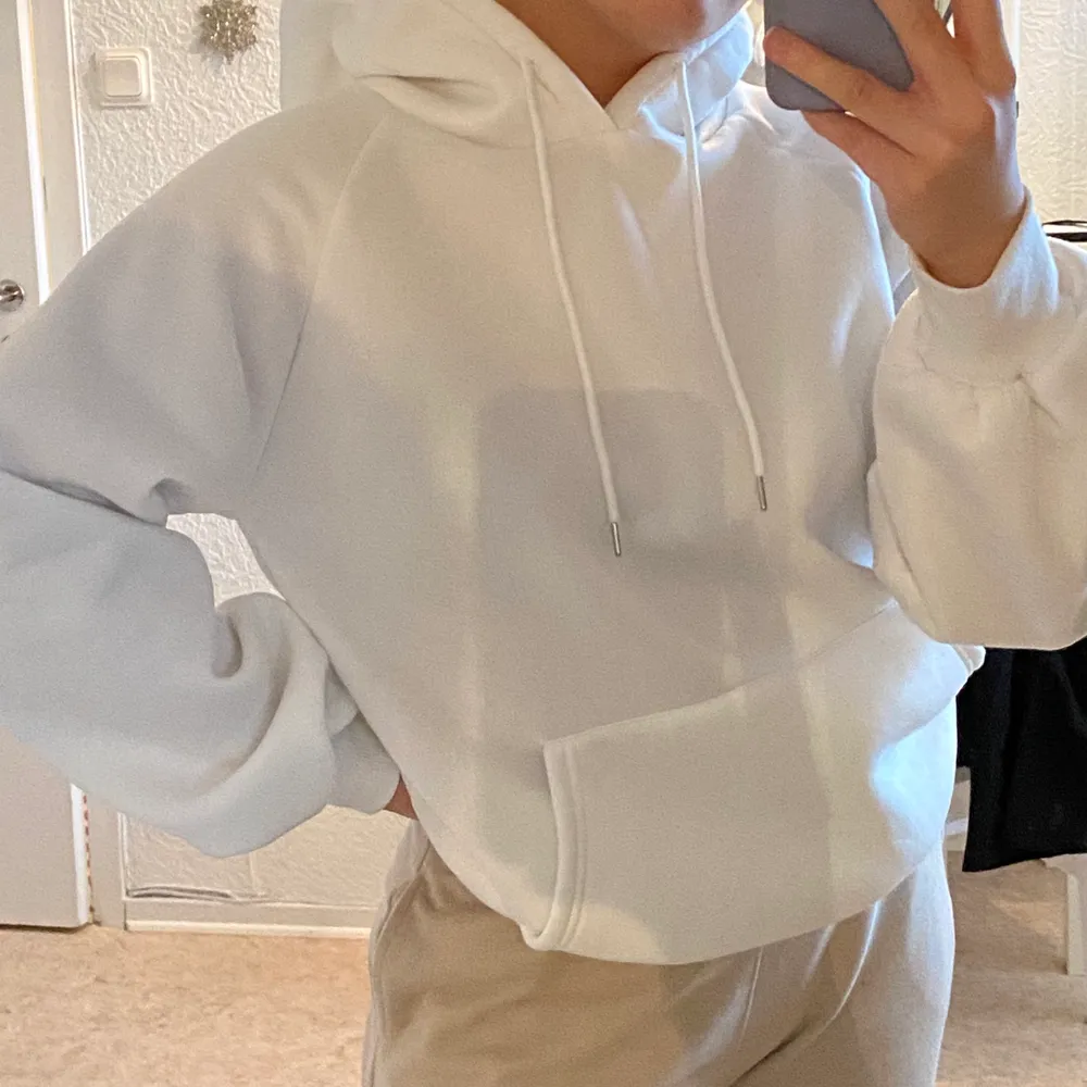 Superfin vit hoodie, inga märken eller noppror! Jag är en S så den sitter perfekt oversized på mig! Frakt 63kr spårbart⭐️ BUD 240+frakten!!!. Tröjor & Koftor.