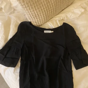 Kortärmad blus🤎 - Kortärmad svart blus från & other stories. Fint skick!