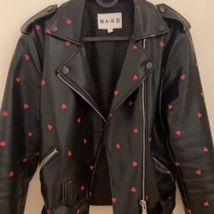 Skinnjacka med hjärtan - Säljer denna skitsnygga skinnjackan med hjärtan på! Passar till allt! 