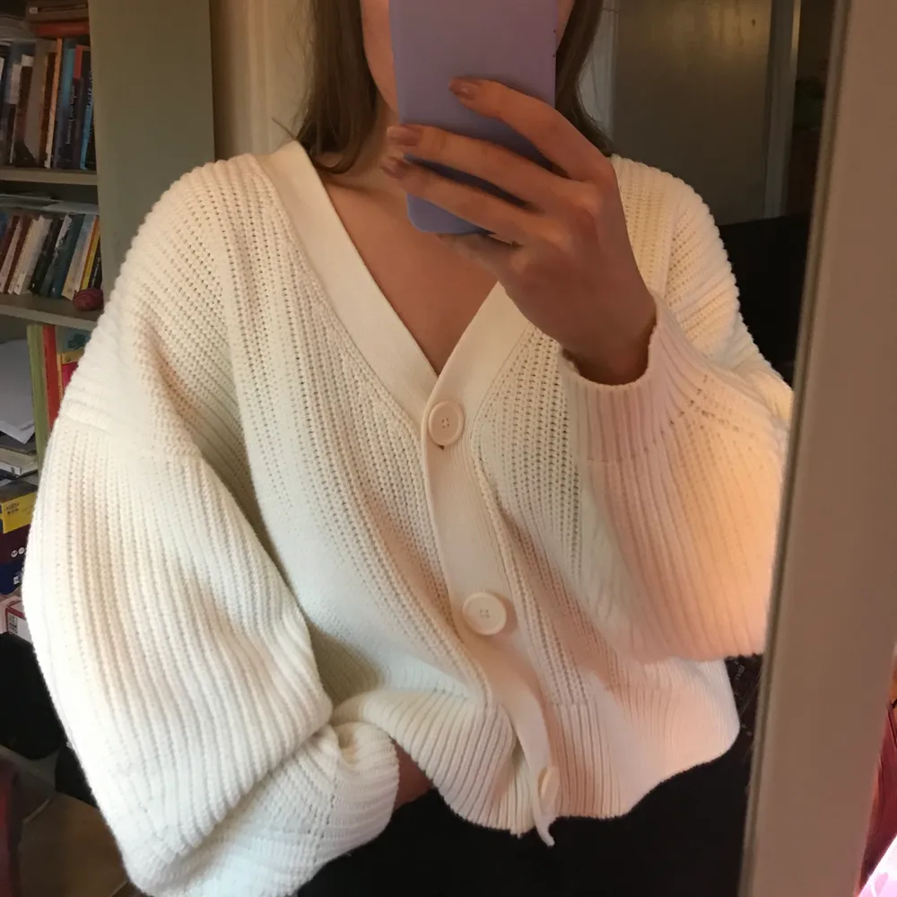 Vit cardigan/kofta från H&M i storlek S (den är ganska stor så passar även större storlekar skulle jag säga). Aldrig använd! 100kr + frakt. Tröjor & Koftor.