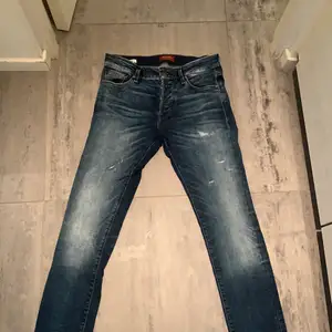 Blåa jeans från jack & Jones storlek 29/32, använda men i super bra skick