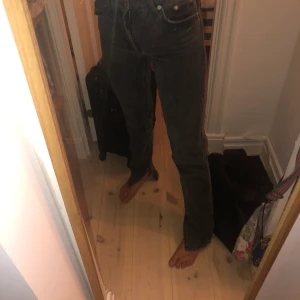 Älsklings Jeansen - Min älskade Zara Jeans ska få ett nytt hem! Ett par gråa jeans med slits ner till! Storlek 32🧚🏼‍♀️💕